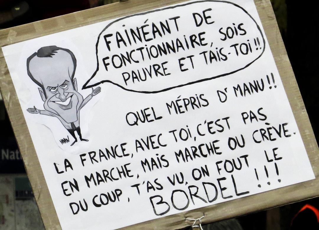 2017年10月上旬一场 25 万人上街头抗议马克龙劳动法改革的游行，举牌中，漫画版的马克龙说“懒惰的公务员，穷就穷吧，闭嘴！”抨击马卡宏曾暗指反对劳动法改革者“懒惰”。基层员工便在底下反击：“法国有你，不会是向前行（马克宏竞选时标语），而是不跟你走就要饿死。所以你看，我们就来捣乱！”民众与政府之间的信任裂痕，清楚可见。