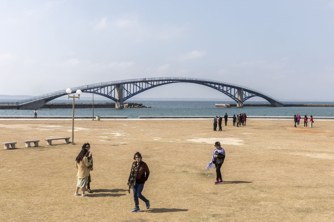 澎湖雖然觀光條件好，但也受到季節限制。夏天的澎湖確實一派悠閒，是三島中最會賺觀光財的，但只要東北季風一吹，遊客就消失無蹤。