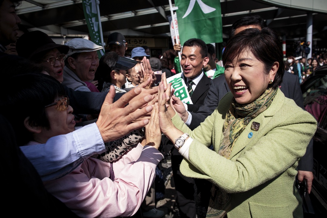 2017年10月18日，东京都知事兼希望之党党魁小池百合子在埼玉县与支持者见面，为大选拉票。