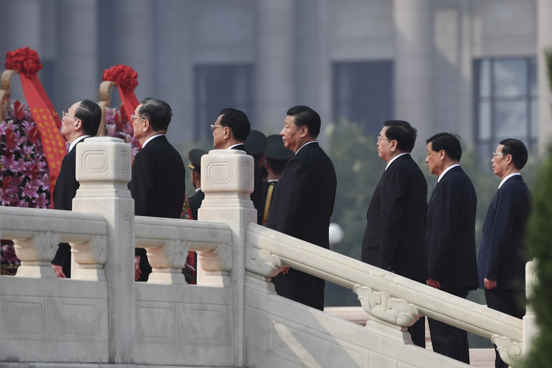 2017年9月30日，习近平连同六位中共中央政治局常委于在北京国庆日前夕在天安门广场的人民英雄纪念碑前，纪念中国的革命烈士。