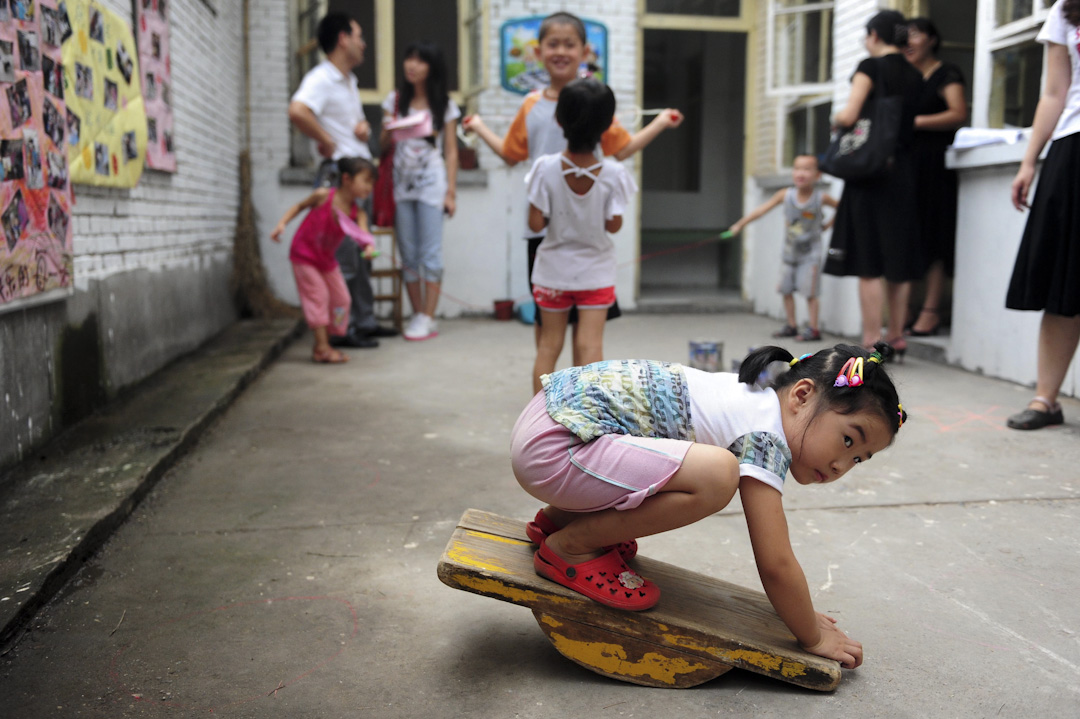 北京一间幼稚园，学童正在校园的院子里玩耍。