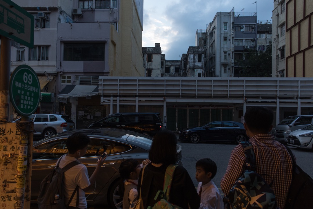 與其說是對香港感到失望，倒不如說是為它城市文化的矛盾與分裂而感到困惑。幸好這座城市與我，對彼此尚有好奇與寬容，這份與咖喱牛肉粉絲的浪漫奇遇才不算遲來。