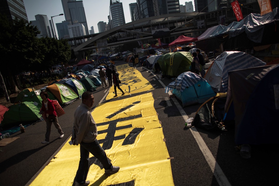 馬嶽：香港民眾仍有兩個根深蒂固的觀念：第一是「獅子山精神」，即對穩定與繁榮的追求，而第二即是要服從法律。所以在佔中時，香港是相當分化的，運動支持度最高時，只有差不多30%。