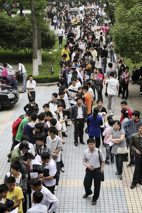 一间幼儿园教师进行招聘，众多考生在南京幼儿高等师范学校内排队等候面试。