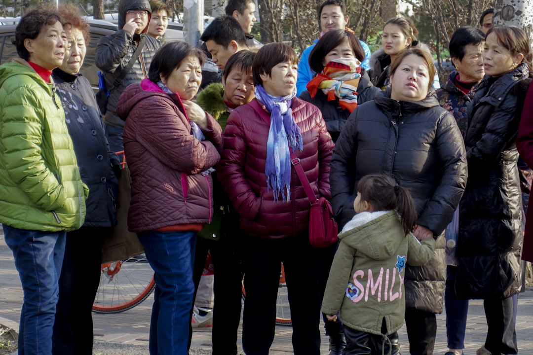 2017年11月25日，北京朝阳区红黄蓝幼儿园新天地分园的大门紧闭，大门旁张贴著一纸园方的声明，一些学生家长在门前焦急地等待最新消息。