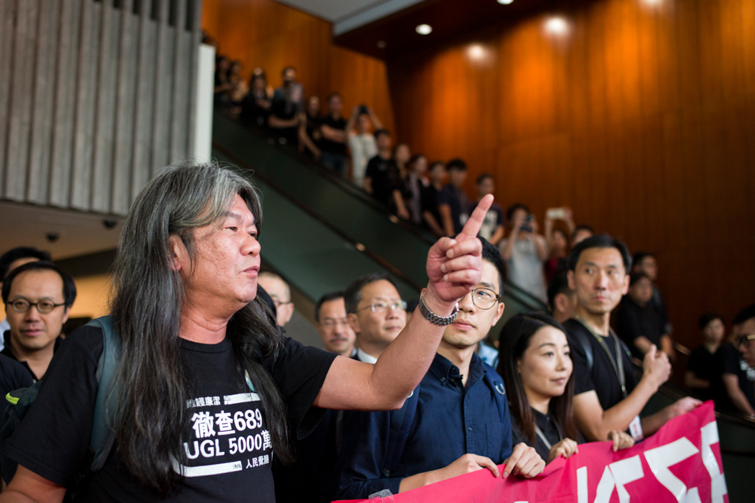 香港立法會行政管理委員會今天召開會議，決定向今年7月因「宣誓案」而被法庭裁定喪失議員資格的梁國雄、羅冠聰、劉小麗及姚松炎追討議員薪津。