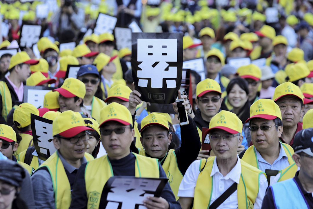 「反勞基法修惡大遊行」，主辦單位估有逾1萬人參加，群眾高舉手中「終止過勞」、「累」標語發出怒吼。