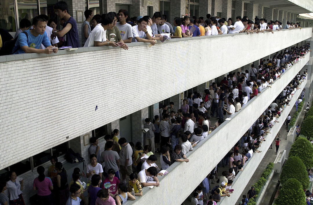 台湾的教育现场，充满高庶务劳动、高师生比、低薪资报酬的普遍状况。图为台北一所中学，高考学生准备考试情况。