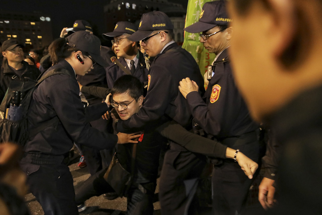 傍晚遊行結束後過百人拒絕離開，在街頭流竄，示威者在台北車站與警方對峙，新凌晨警方進行清場，驅散所有遊行人士。