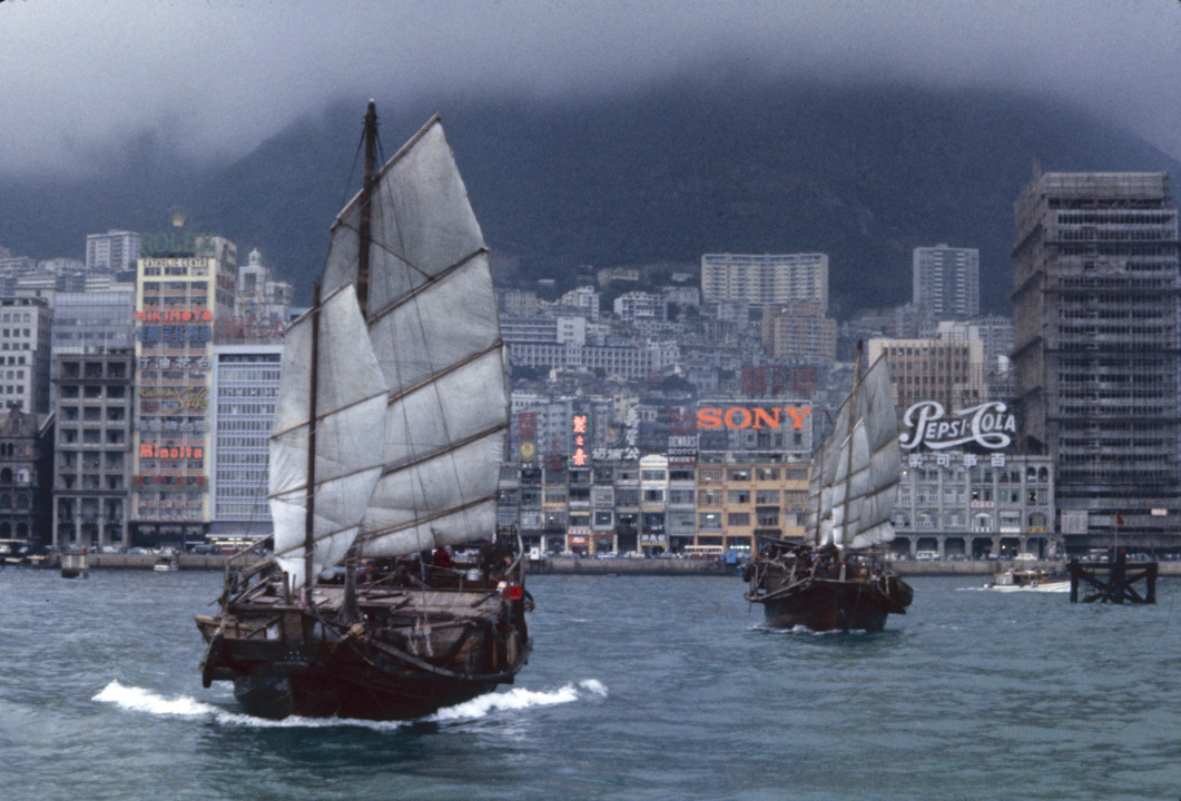 太平洋战争结束后，香港社会和经济在不到一个十年的1950年代已经转型，英国洋行在殖民地政府中作为唯一政治对话者的支配地位，也开始改变。图为1962年香港。