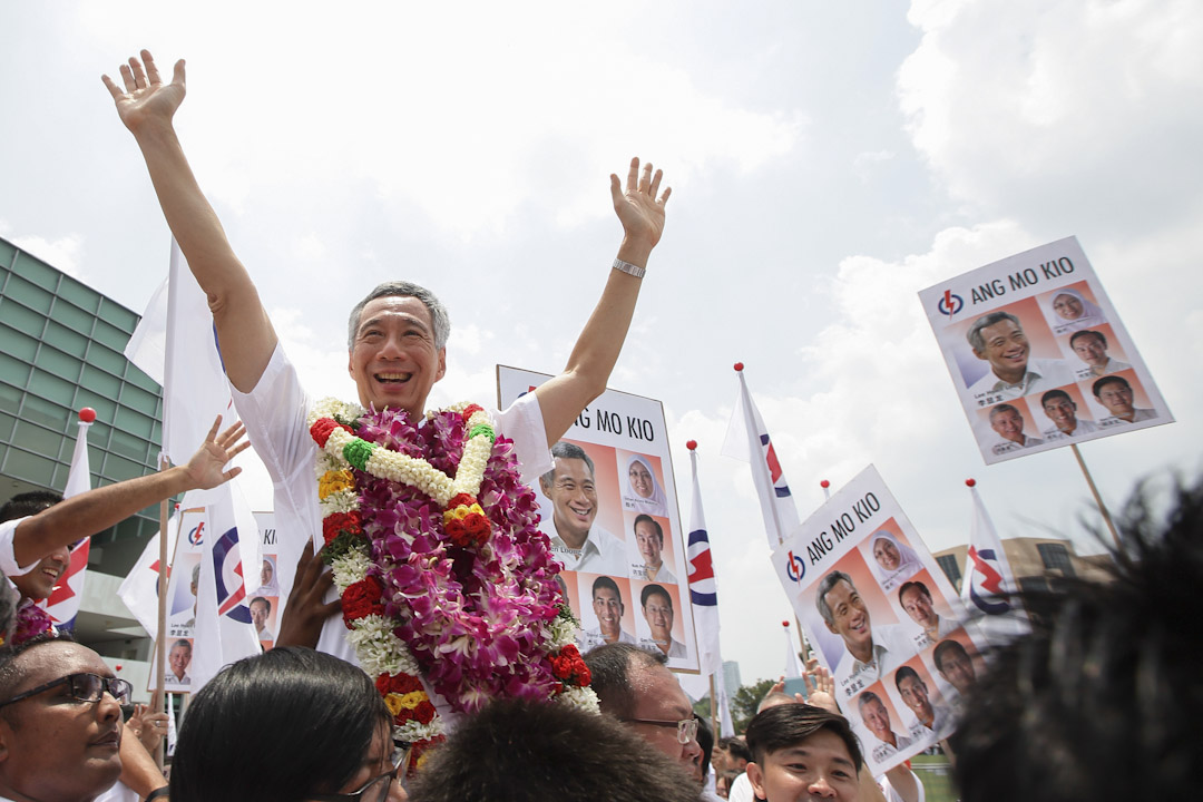 2015年9月1日，新加坡总理和人民行动党秘书长李显龙于大选提名结束后接受支持者欢呼。