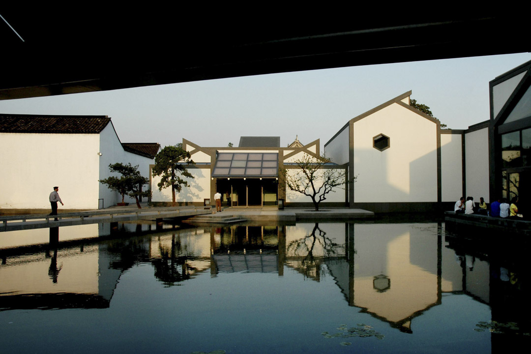 蘇州博物館成立於1960年。館址分兩部分，東部舊館是太平天國忠王府舊址，西部新館由著名建築師貝聿銘設計，於2006年建成開放。