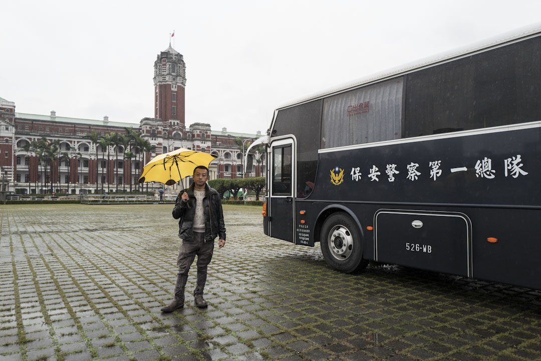 这是总统府前的凯达格兰大道，4年前，杨雅喆因为声援被政府强征地的大埔农民，被警察拉上警备车。