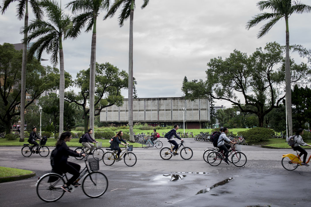 上至顶尖人才、下至年青学者，如果一味只出不进，再加之整个社会又在日益丧失透过教育投资去持续创造人才的动力，那么高教人才危机必将继续恶化。