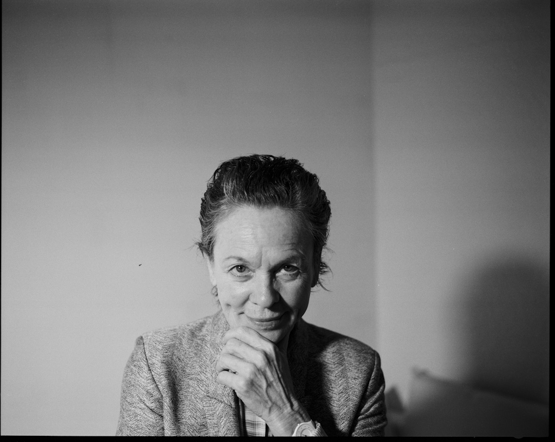 Laurie Anderson：「我熱愛科技，科技令人驚嘆，也可以貼近人心，但我總是認為，科技未必是做出頂尖藝術的法則。你可以只用鉛筆做出激進、危險而美好的藝術。」