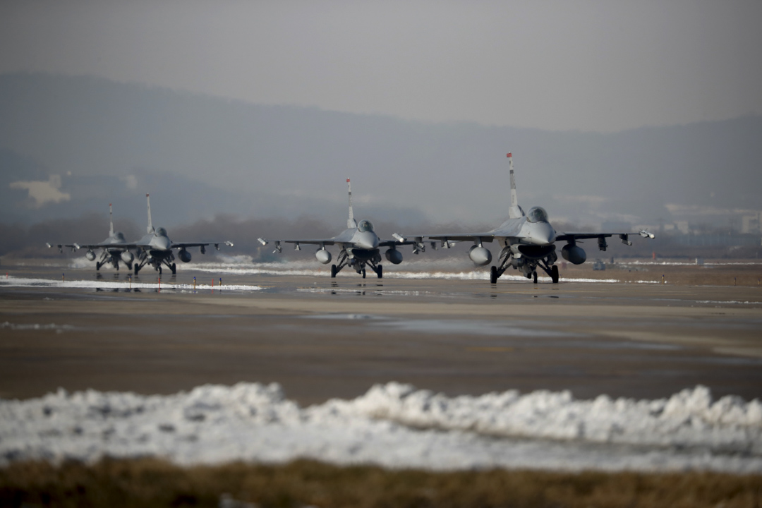 韓美兩國空軍將從12月4日到8日在北韓上空進行代號為「警戒王牌」（Vigilant ACE）的史上最大規模聯合空中演習。參與演習的有來自駐日韓空軍基地超過230架戰鬥機和1.2萬名美軍官兵。