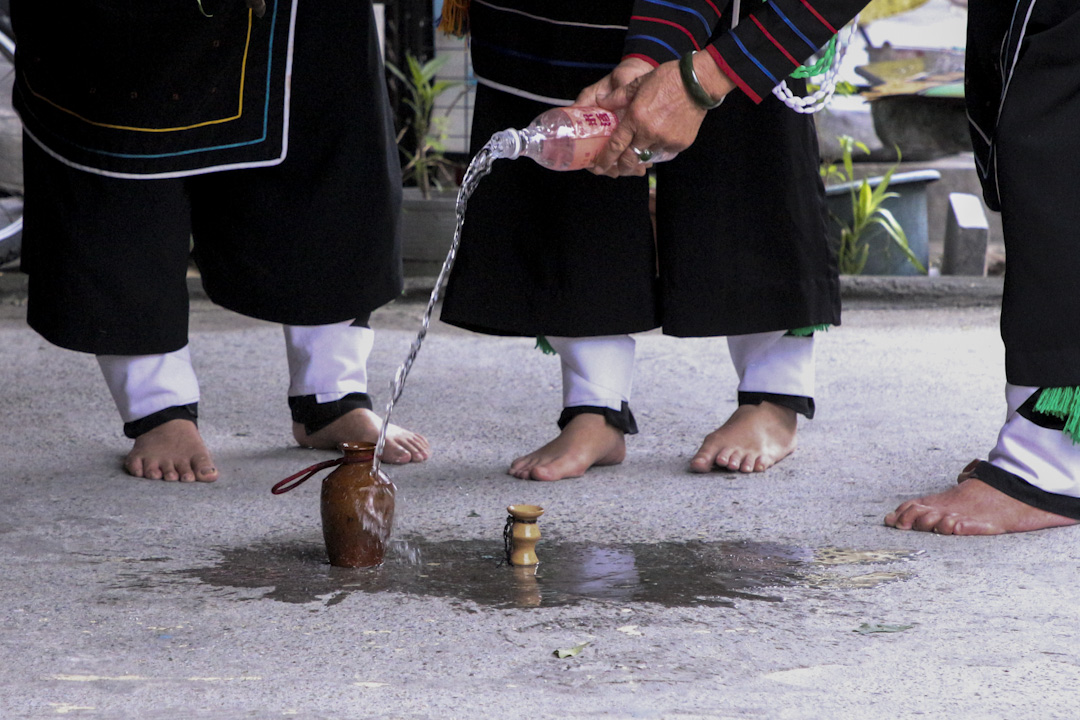 Sikawasy 常要將小米酒倒入祭壺，作為儀式的一部分。