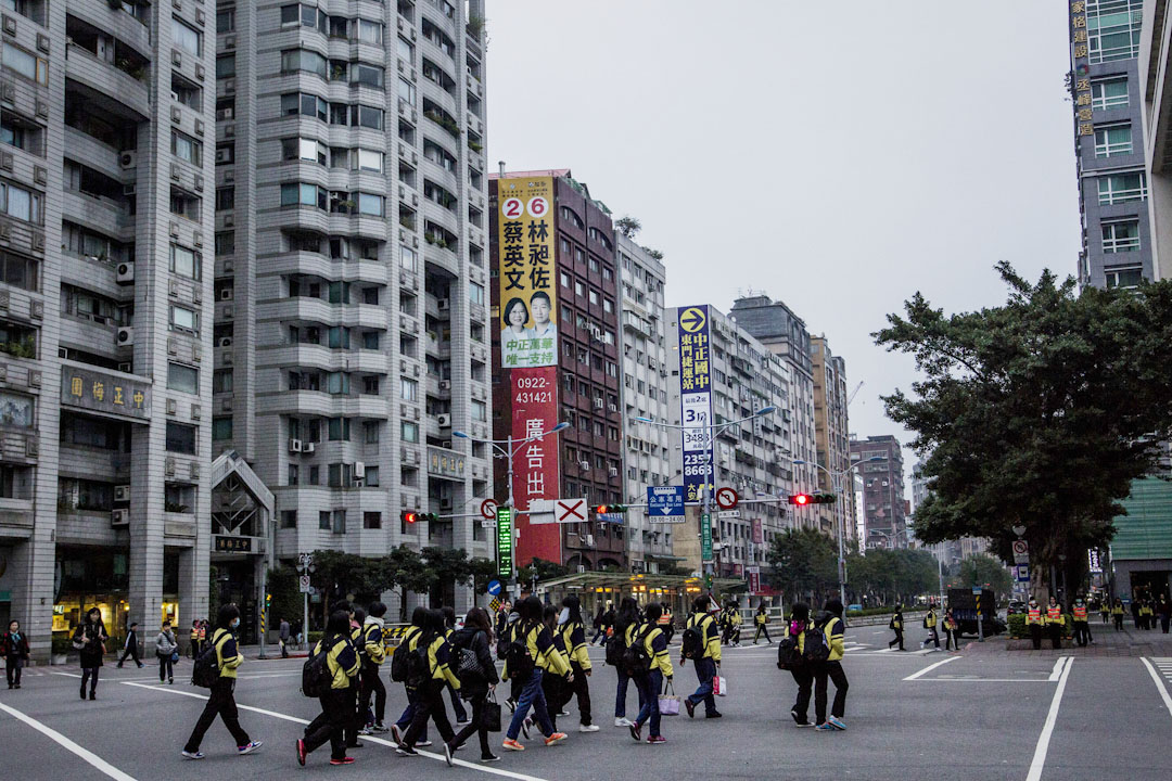 光是老师们的“汰旧换新”并无法保证良好的教学，“汰差换好”才能真正确保教学品质。图为2016年1月，总统选举期间，学生正在过马路。