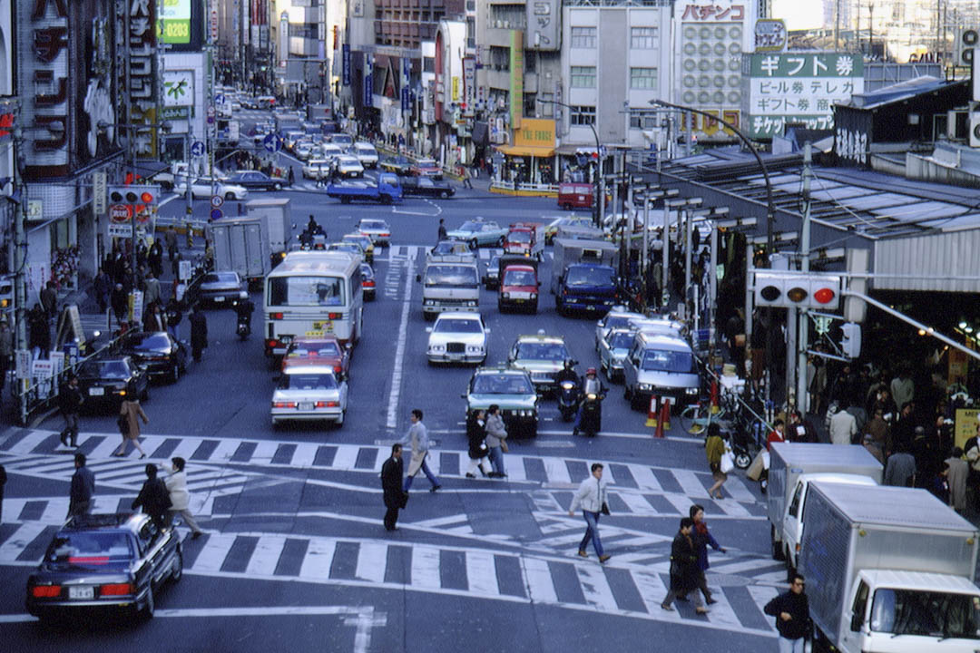 90年代是日本发展的黄金时代，打一小时零工能挣1000日元（约60元人民币），一天的收入已经赶上福建老家普通人一个月的薪水。图为1994年的日本东京。