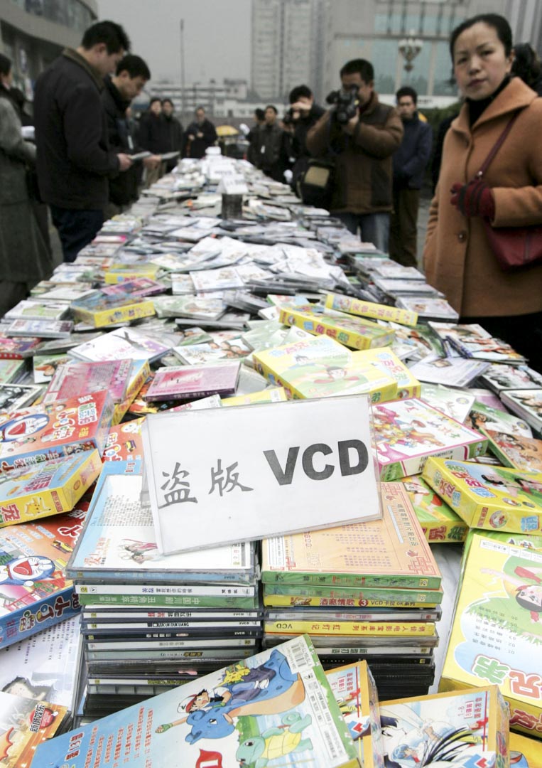 九十年代开始，随着盗版VCD和DVD的流行，外国电影大部分都唾手可得，内参片也就不显那么资源稀缺了。 