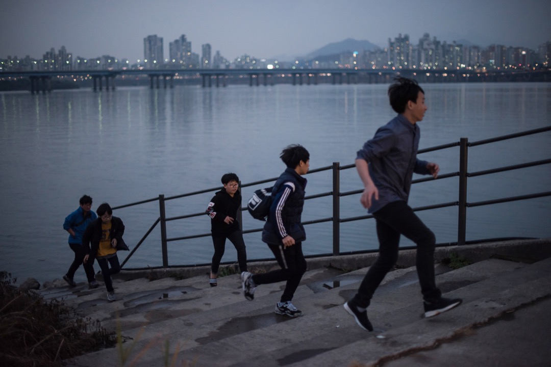 学业是南韩青少年的最大压力来源，南韩的学业压力是公认最辛苦的，绝大多数同学会去补习班学习，直至凌晨12点。学生自杀的另一罪魁祸首，是校园霸凌现象的蔓延。