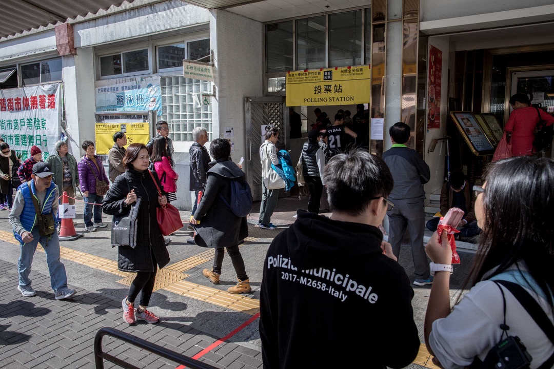 1月14日，民主派初选投票日，大批选民到九龙西石硖尾实体票站排队投票。