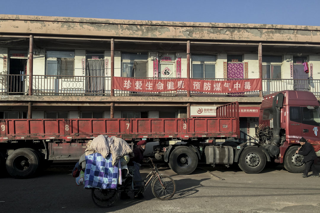 废品市场的快速拆迁伴随着城市废品的快速增长，政府驱赶了20万的京城拾荒者，北京的垃圾处理面临重大问题。图为两位运送垃圾的拾荒老人。