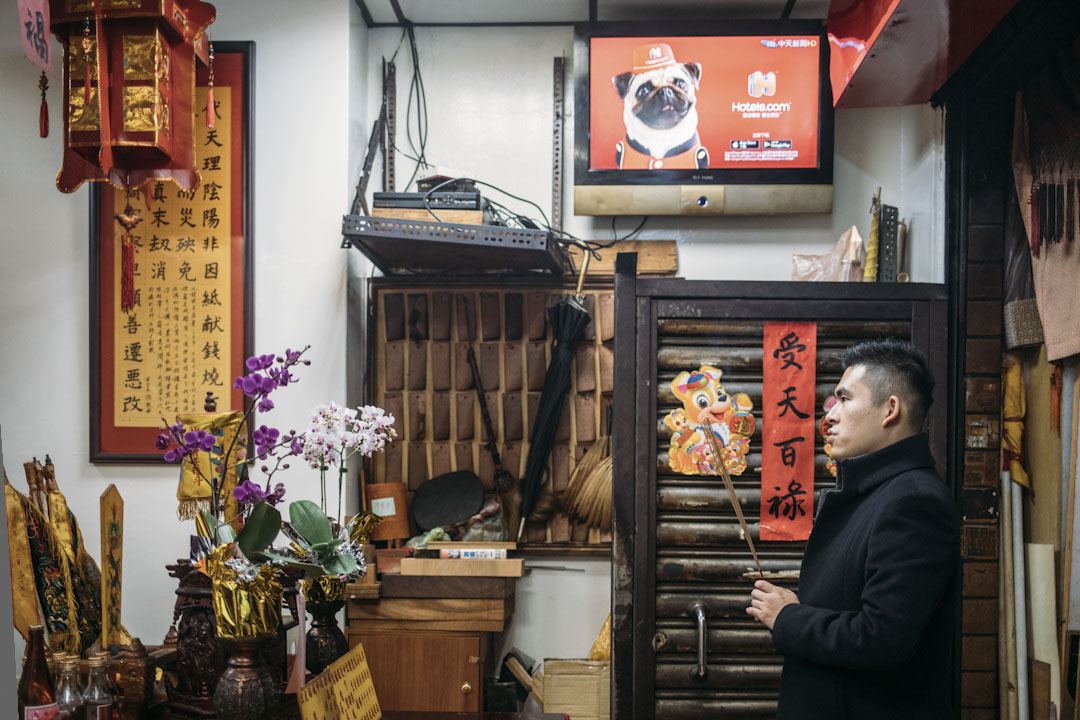 王炳忠在板桥玉旨代天堂内烧香祭拜。