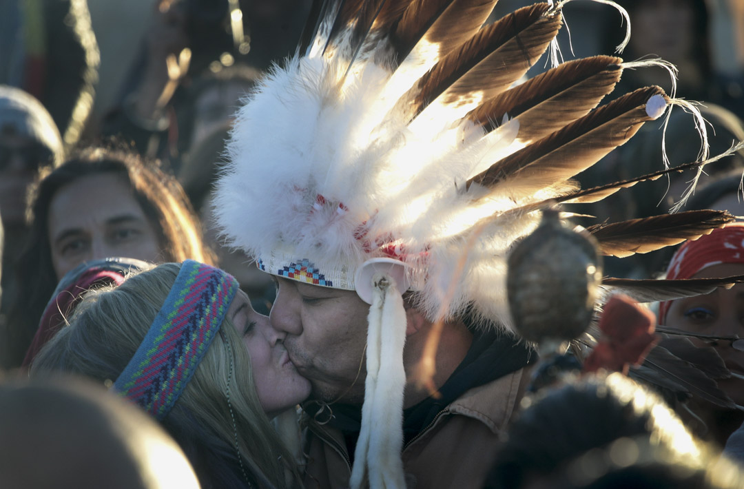 2016年12月，在長達兩年的抗爭後，美國原住民立岩蘇族部落（Standing Rock Sioux Tribe）反對興建「達州輸油管」（DAPL）運動成功，原住民和示威人士慶祝。