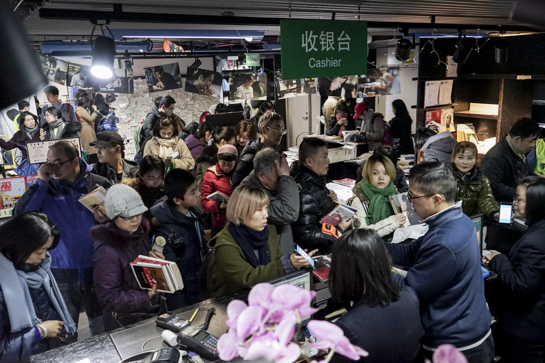 季风书园最后一天，晚上购书读者越来越多，队伍已经又从收银台排到了咖啡区。