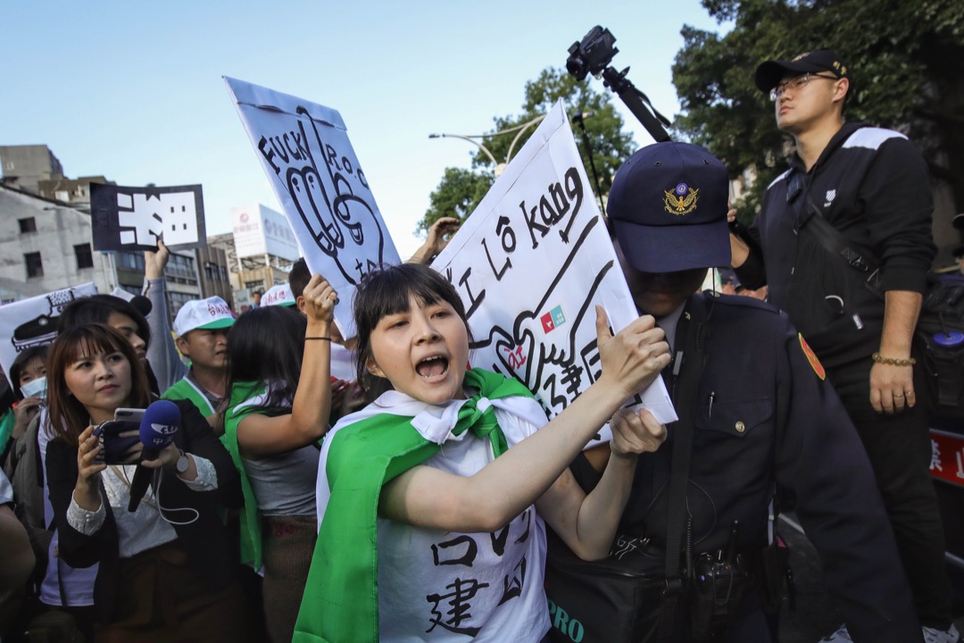 2017年12月23日反勞基法遊行，有示威人士被警方制止，並帶離示威現場。