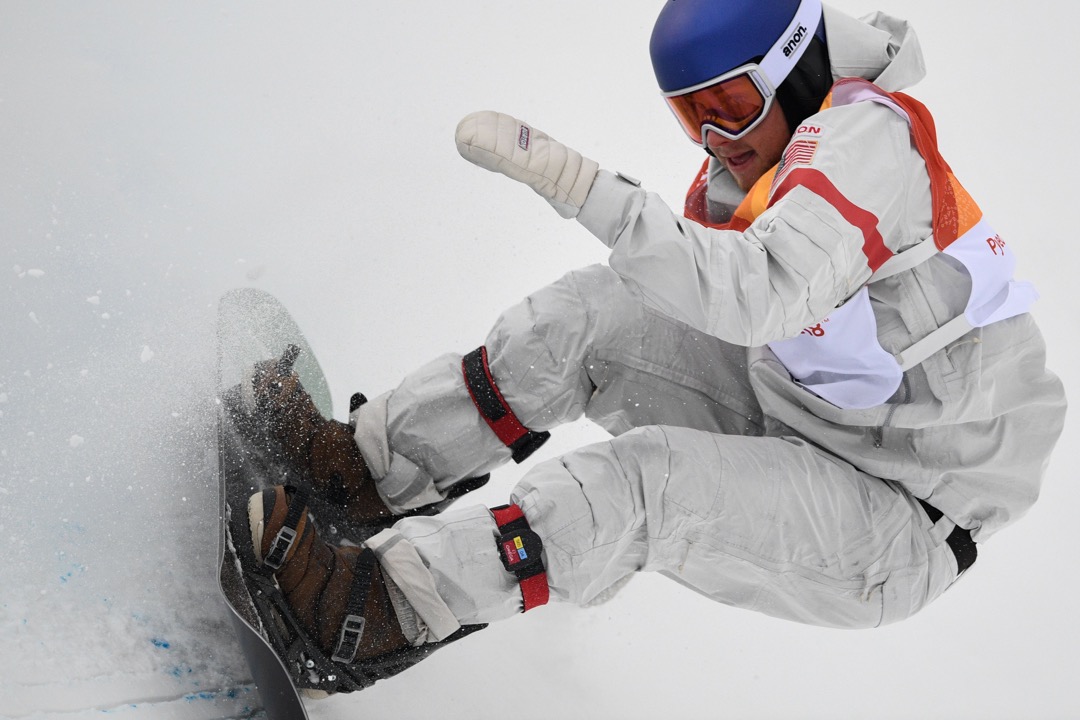 2018年2月14日，美國選手 Ben Ferguson 正進行男子單板滑雪半管賽第二滑。