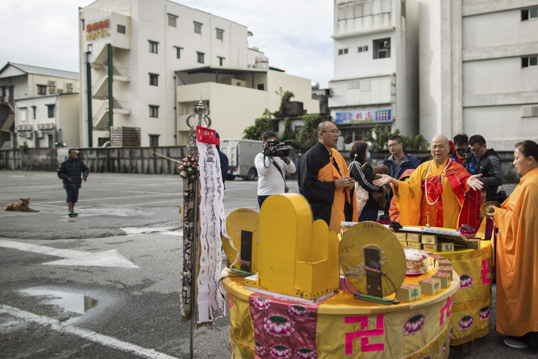 2018年2月9日，统帅大饭店进行大规模拆除的早上，周志轩家属到现场举行宗教仪式。