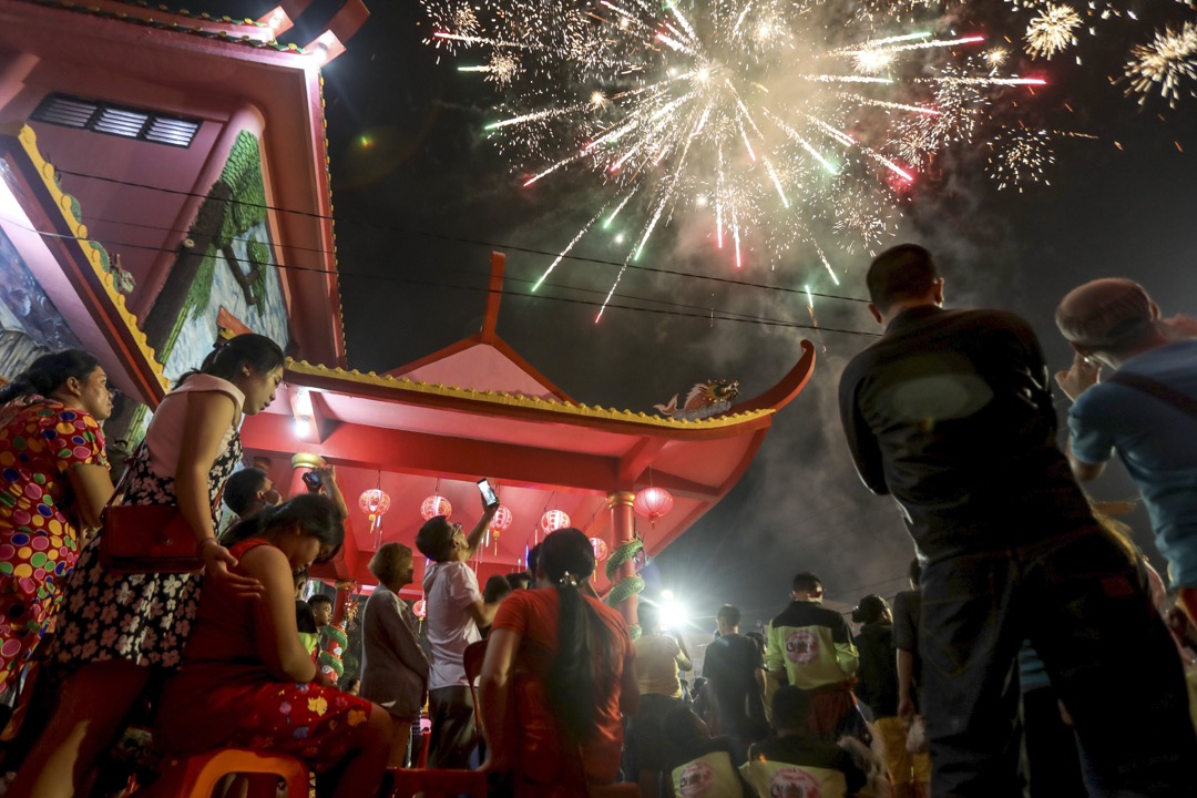 2018年2月16日，印尼棉蘭，人們到 Pak Pie Hut Cou 寺觀看農曆新年煙花。