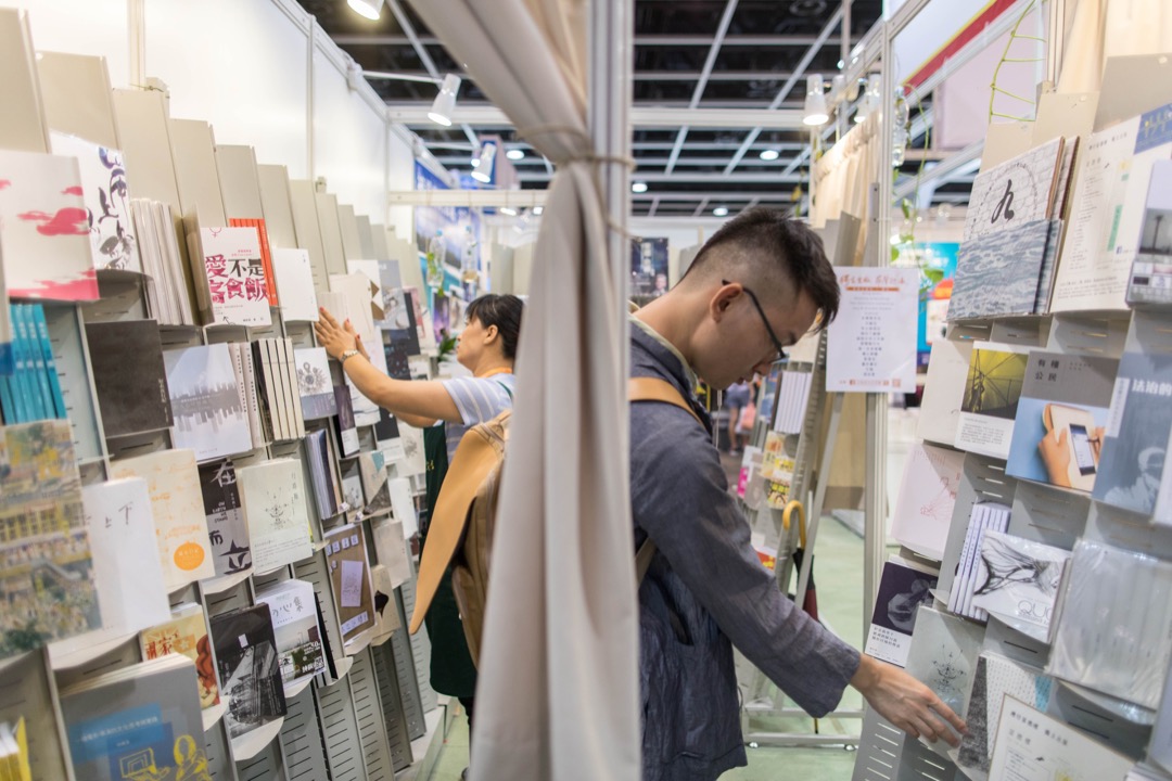 港台的相异局面除了源自出版内在的系统外，文化与知识生产的开放结构也许亦是根本的问题。图为2017年书展，独立出版书籍的摊位在场馆里就只占一家出版社的摊位的一个小角落。