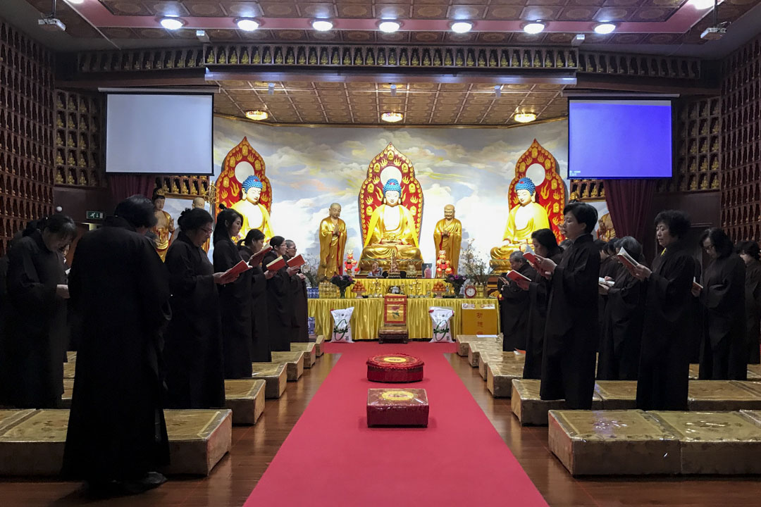 大悲寺佛堂里端坐的三十多位信众，欣欣向荣的乌特勒支大悲寺，开光两年后已经可以完全透过香火钱和做法事的收入周转。