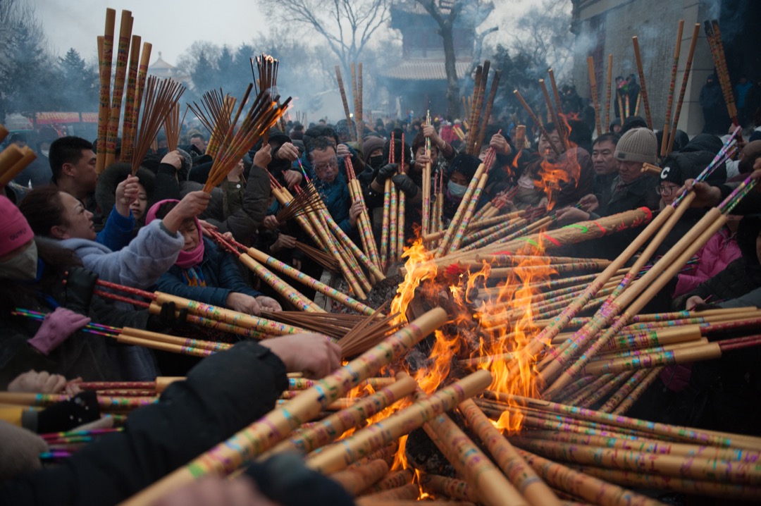 2018年2月16日，中國黑龍江齊齊哈爾，當地民眾在農曆年初一到大乘寺祈求來年健康幸福，期間多民信眾爭先點燃手上的線香。