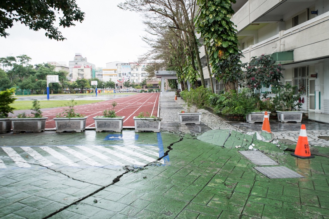 从一般学校校园防灾与防灾教育现况来说，台湾高中职以下的各级学校，在灾害的减灾、整备方面，目前除了消防安全依法执行、校舍建筑物的结构安全等方面受到重视之外，其他各方面的减灾、整备工作都相当不足。图为花莲地震中一所受影响的学校。