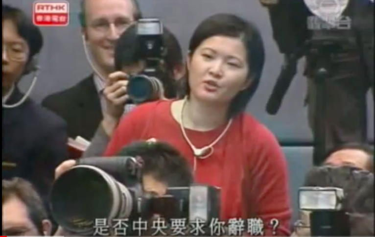 2005年，前香港特首董建华开国际记者会宣布辞职现场，方凤美得到第一个向董建华问问题的机会，抛出一记直球：“是北京要你辞职的吗？”。