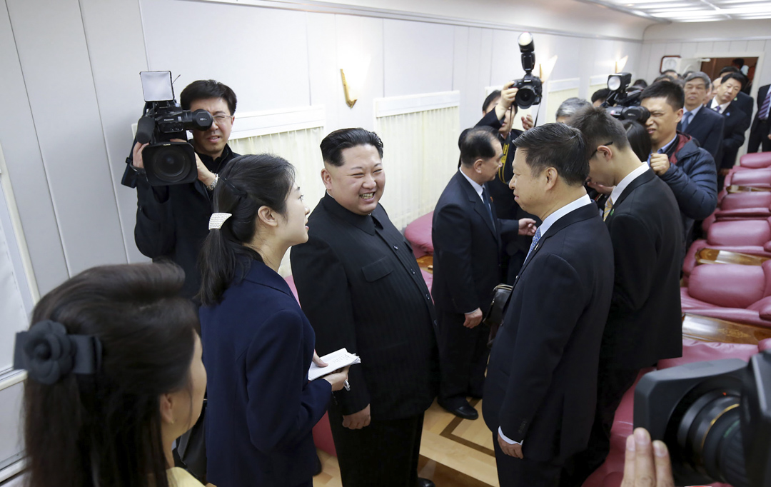 金正恩成为朝鲜领导人后首次出访中国。图为摄于3月27日，朝鲜领导人金正恩与中国官员在一列车内交谈。