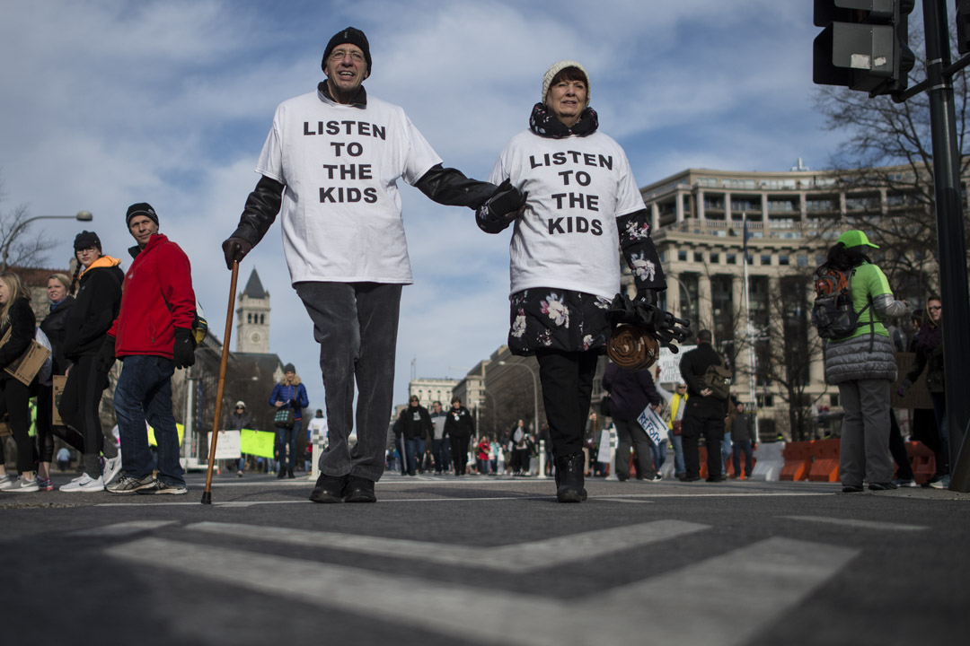 美國首都華盛頓，參與「March for Our Lives」全國性槍械管制遊行活動的民眾，陸續遊行到將會舉行集會舉行的賓夕法尼亞大道。