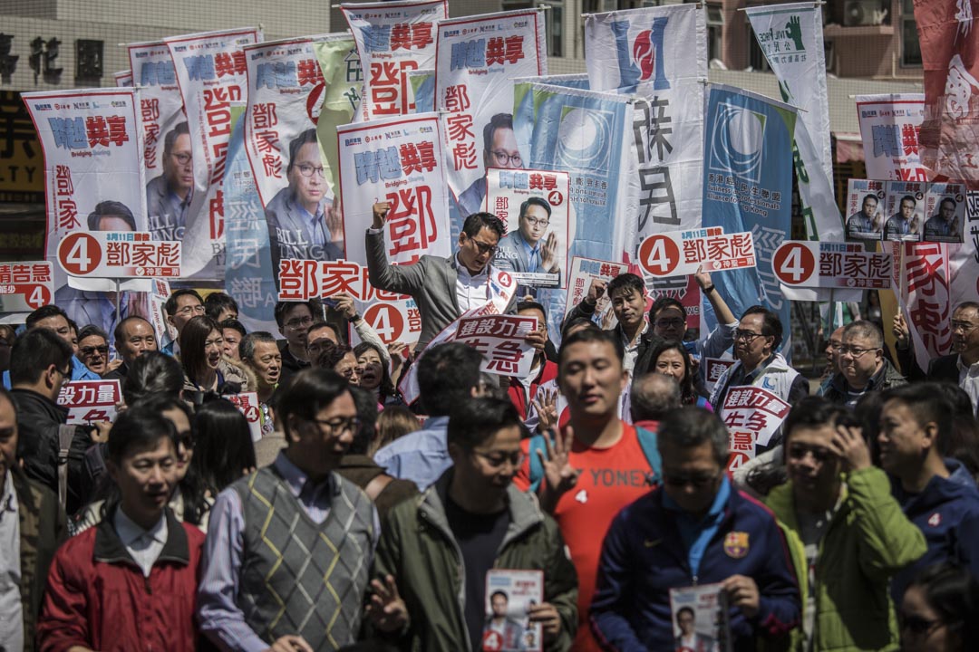 鄧家彪與支持者在大圍港鐵站外。