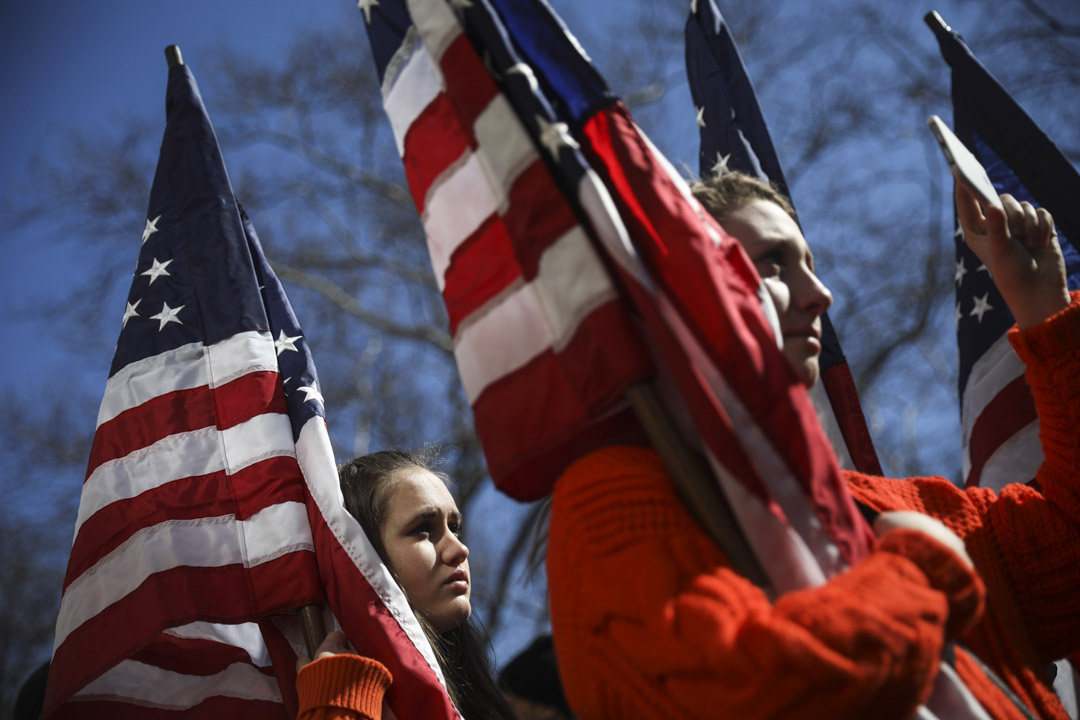 美国纽约，拿着美国国旗的新泽西州学生前来参与“March for Our Lives”全国性枪械管制游行活动。