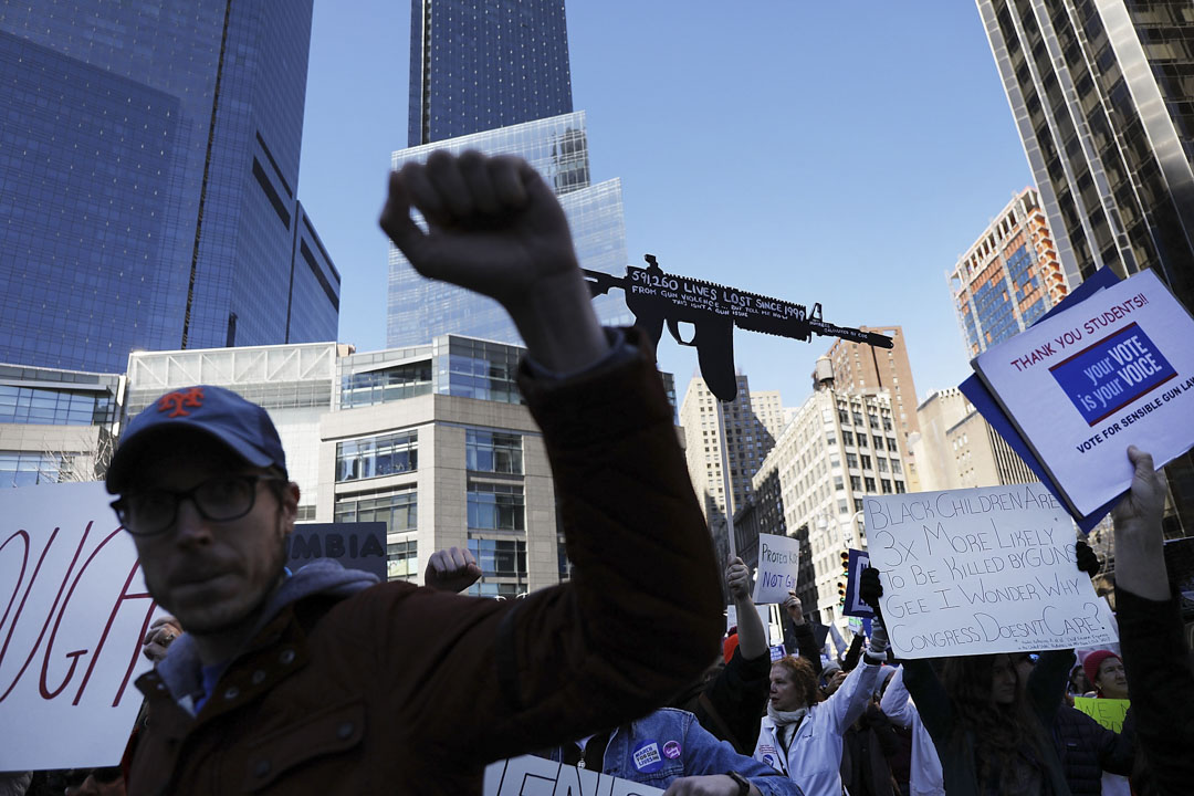 美國紐約，過千名示威者到曼克頓街頭，參與「March for Our Lives」全國性槍械管制遊行活動。