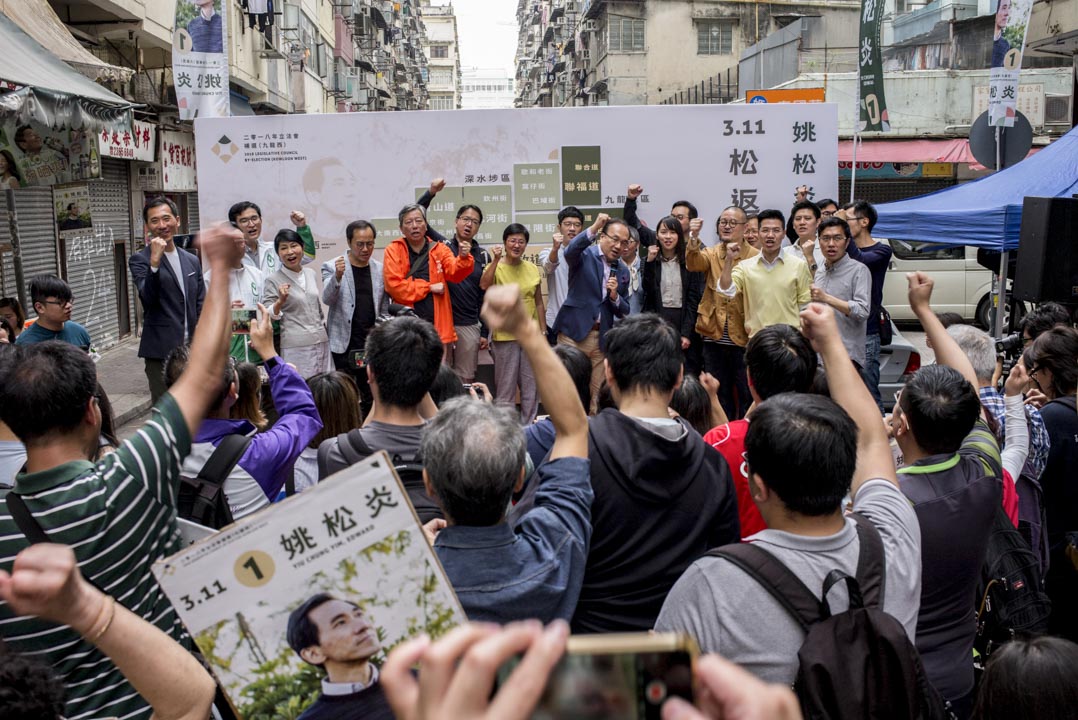 「3·11」立法會補選，民主派陣營因而主打「反DQ」、「反北京專制」。姚松炎競選團隊亦相信選民會關心「DQ」議題，宣傳單張及橫幅均印上相關口號。圖為2018年3月4日，姚松炎造勢大會在土瓜灣舉行，不少民主派人士都站台撐場。