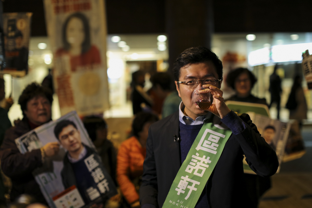 2018年3月11日，立法會補選臨近投票結束，港島區候選人區諾軒在利東區繼續拉票。