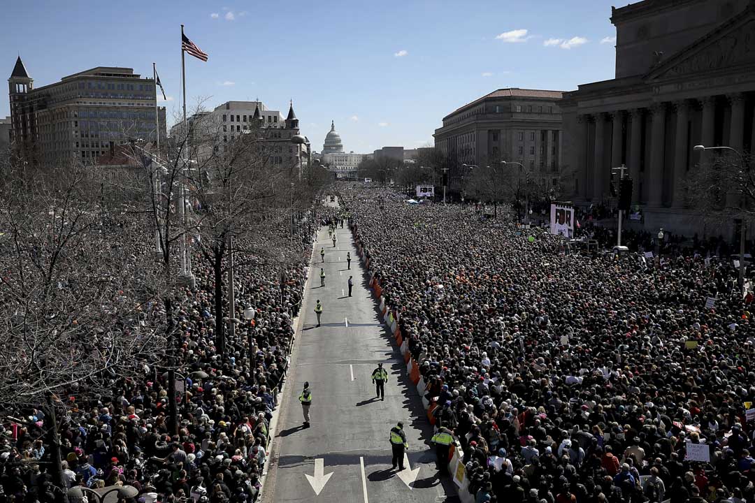 美国首都华盛顿，参与今次“March for Our Lives”集会的50名民众站满联结白宫和美国国会大厦的宾夕法尼亚大道。