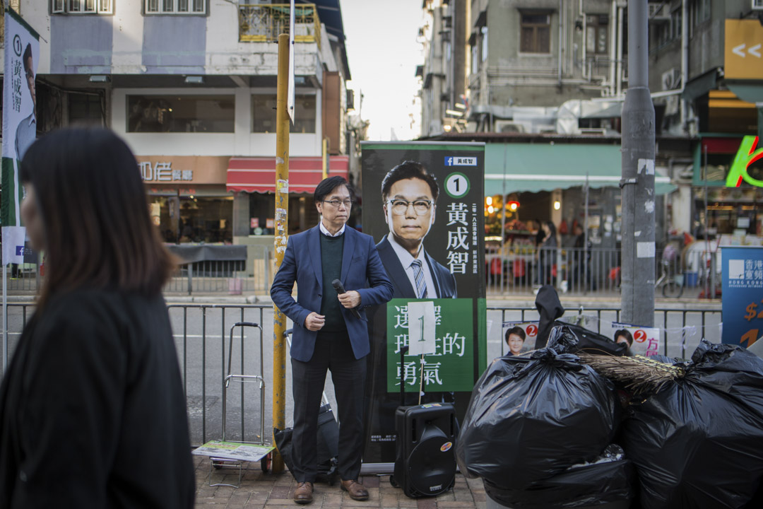 黃成智在大圍港鐵站外拉票。