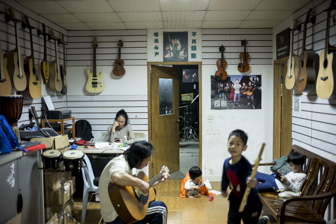 “重D音”乐队音乐室在深圳横岗一个旧小区里，主要教授工友音乐创作，也举办不少文艺活动如工人文艺工作坊、工人摄影展的布展、以及今年3月女工艺术节的筹备活动。