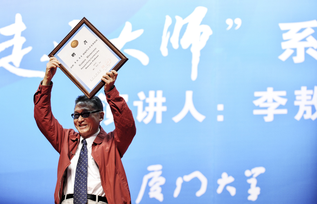 2011年4月3日,李敖被聘为厦门大学名誉教授,并在厦门大学“走进大师”系列讲座登台演讲,在台上展示厦门大学给他颁发的名誉教授聘书。